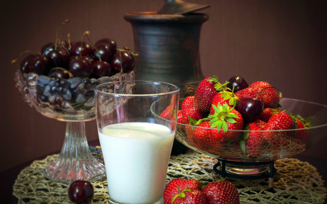 Обои картинки фото еда, натюрморт, вазочки, вишня, молоко, скатерть, кувшин, стол, стакан, ягода, клубника