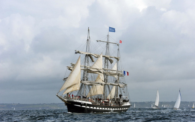 Обои картинки фото корабли, парусники, яхты, флаг, водоем, облака
