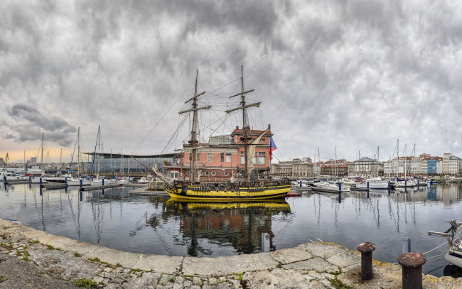 Обои картинки фото корабли, порты ,  причалы, водоем, парусник, облака, здания, яхты