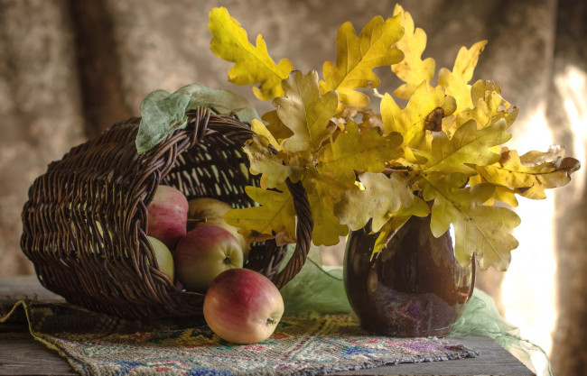 Обои картинки фото еда, натюрморт, яблоки, листья, осень, дуб