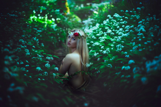 Обои картинки фото девушки, -unsort , блондинки,  светловолосые, венок, цветы