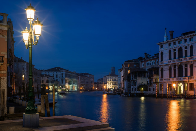 Обои картинки фото италия, города, венеция , причал, ночь, фонари, здания, водоем