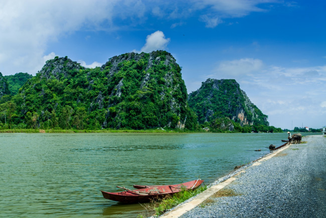 Обои картинки фото вьетнам, природа, пейзажи, облака, деревья, горы, дорога, человек, водоем, лодка