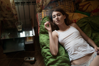 Картинка девушки -+брюнетки +шатенки ксения березина белье сигарета постель