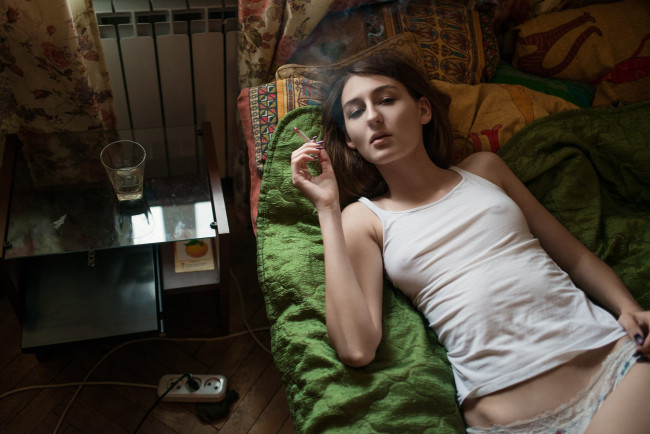 Обои картинки фото девушки, - брюнетки,  шатенки, ксения, березина, белье, сигарета, постель