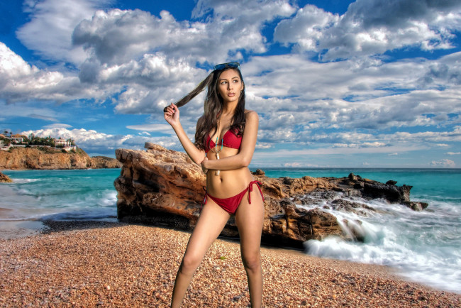 Обои картинки фото девушки, gianna dior, море, скалы, купальник, бикини