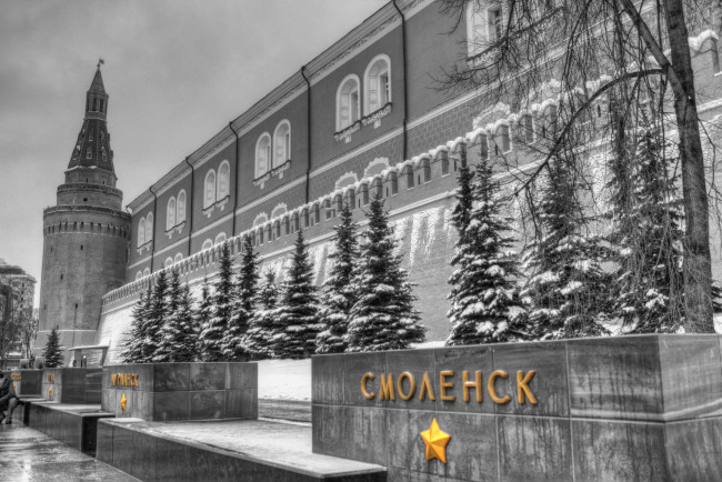 Обои картинки фото города, москва, россия, монумент, кремлёвская, стена, кремль, зима, ели