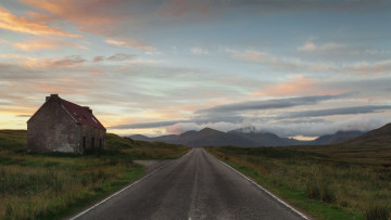 обоя природа, дороги, здание, дорога, scotland, рассвет, облака, холмы, заброшенность, горы, постройка
