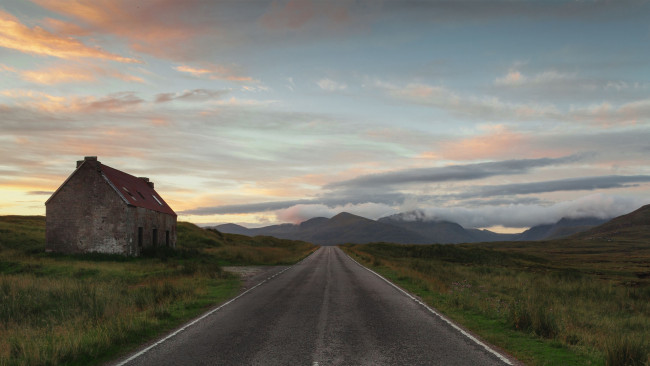 Обои картинки фото природа, дороги, здание, дорога, scotland, рассвет, облака, холмы, заброшенность, горы, постройка