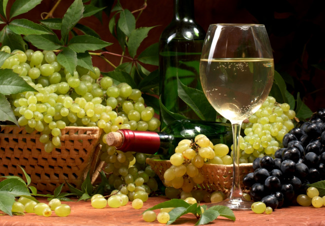 Обои картинки фото еда, напитки, вино, бокал, виноград, бутылка
