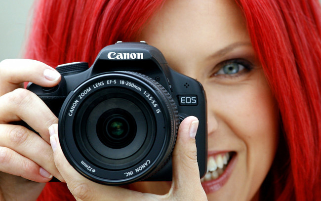 Обои картинки фото canon, бренды, девушка, объектив, цифровая, улыбка, камера