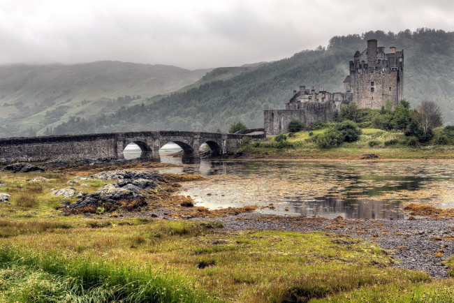Обои картинки фото города, замок, эйлиан, донан, шотландия, трава, луг, холмы, мост, река