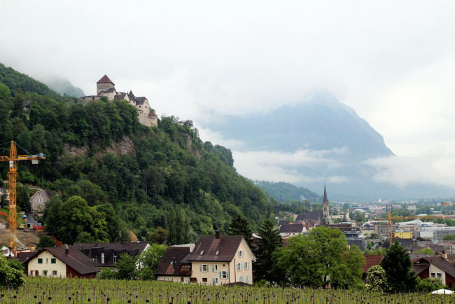 Обои картинки фото лихтенштейн, вадуц, города, столицы, государств, горы, замок, дома, столица