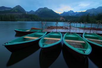 обоя корабли, лодки,  шлюпки, спокойствие, утро, причал, озеро, лес, горы