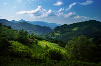 Картинка природа горы испания астурия кантабрийские холмы зелень трава деревья лето небо облака