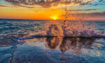 Картинка природа восходы закаты солнце горизонт брызги волны океан