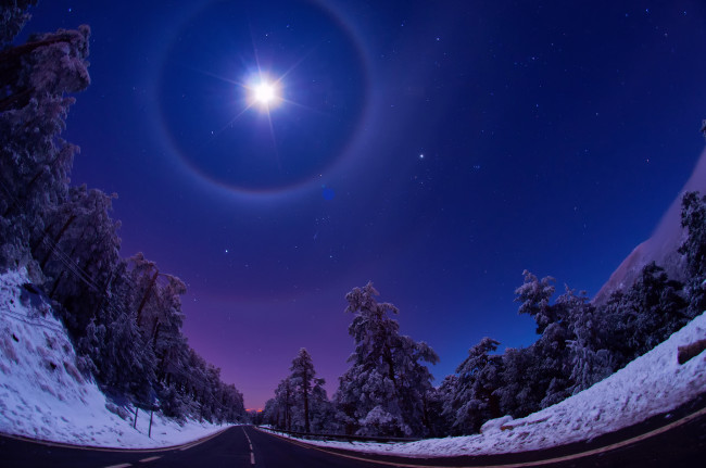 Обои картинки фото природа, дороги, зима, ночь, небо, луна, свет, звезды, дорога, лес, снег