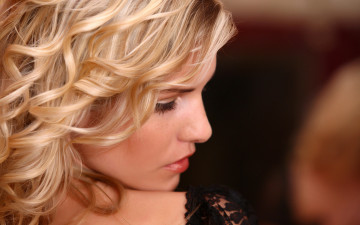 Картинка девушки iveta+vale веснушки плечо профиль локоны блондинка