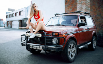 Картинка автомобили -авто+с+девушками девушка нива молоток