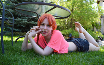 Картинка девушки -unsort+ рыжеволосые+и+другие шорты стол футболка трава стул