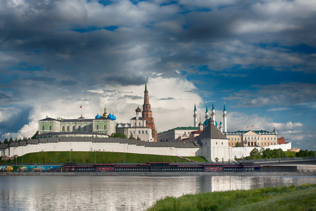 Обои картинки фото kazan, города, - панорамы, шпили, река