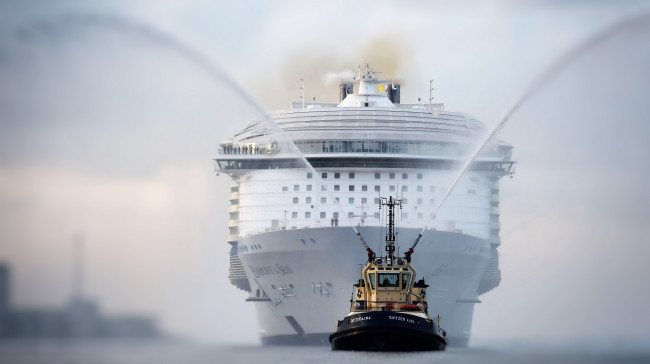 Обои картинки фото symphony of the seas, корабли, лайнеры, пассажирское, судно, круизный, лайнер, svitzer, alma