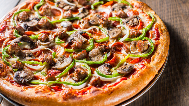 Обои картинки фото еда, пицца, колбаса, перец, грибы