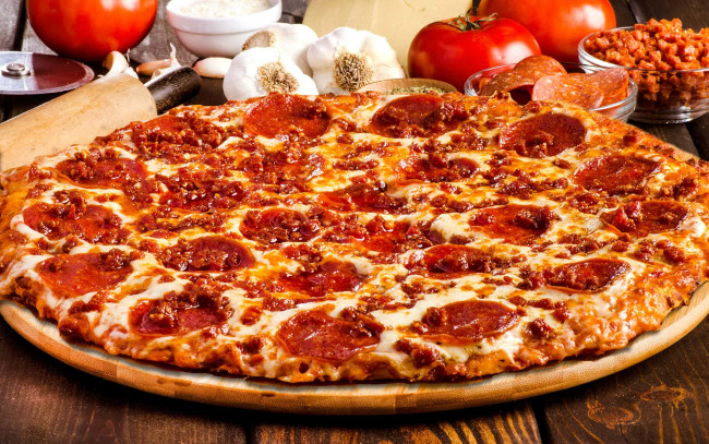 Обои картинки фото еда, пицца, колбаса, сыр