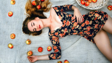 Картинка девушки -unsort+ брюнетки темноволосые женщина лежит яблоки поза