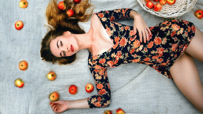 Обои картинки фото девушки, -unsort , брюнетки, темноволосые, женщина, лежит, яблоки, поза