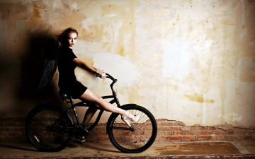 Картинка девушки -+брюнетки +шатенки шатенка платье каблуки крылья велосипед