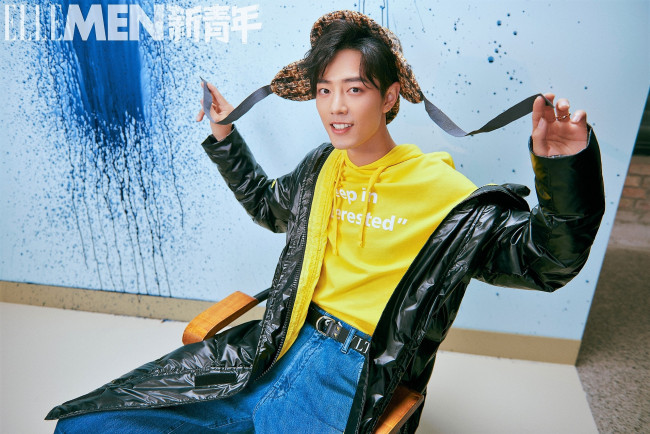 Обои картинки фото мужчины, xiao zhan, актер, шапка, плащ, толстовка, джинсы