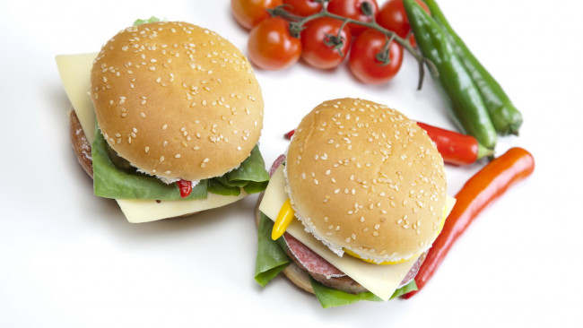 Обои картинки фото еда, бутерброды, гамбургеры, канапе, булочки, томаты, кунжут, зелень, помидоры