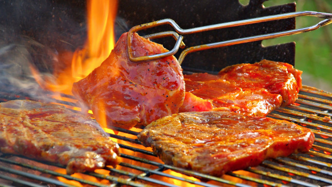 Обои картинки фото еда, шашлык, барбекю, щипцы, мясо, пламя, решетка