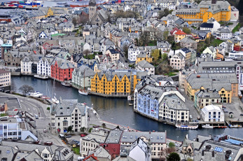 обоя норвегия, города, панорамы, муравейник, дома, река, alesund, norway