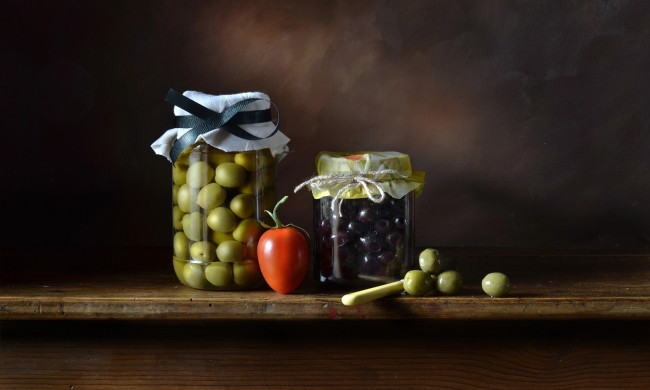 Обои картинки фото еда, натюрморт, банки, оливки, нож, помидорор