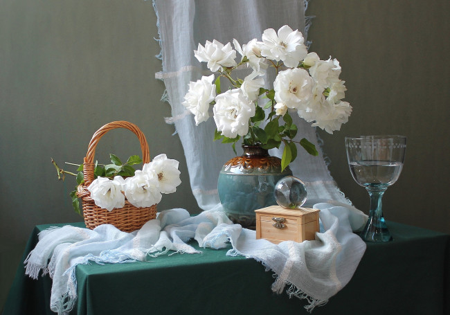 Обои картинки фото цветы, розы, бокал, корзинка, ваза