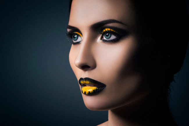 Обои картинки фото девушки, -unsort , креатив, портрет, black, макияж, yellow, lips, eyes