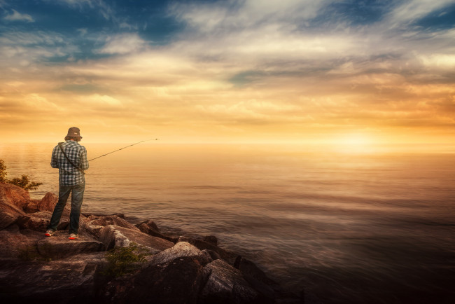 Обои картинки фото разное, рыбалка,  рыбаки,  улов,  снасти, рыбак, озеро, небо, парень, удочка