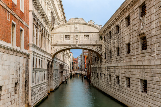 Обои картинки фото города, венеция , италия, небо, венеция, дворец, дождей, дворцовый, канал, мост, вздохов