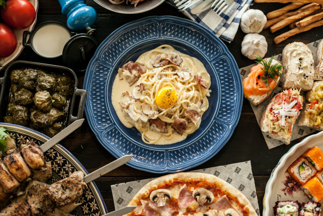 Обои картинки фото еда, разное, разности, лаваш, зелень, бекон, яйца, лапша, пицца