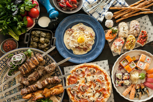 Обои картинки фото еда, разное, разности, роллы, шашлык, зелень, пицца, лаваш, бекон, лапша, яйца