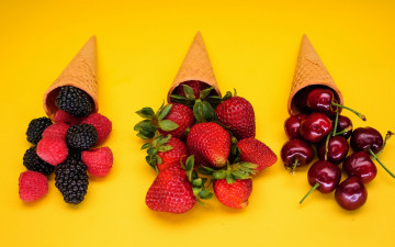 обоя еда, фрукты,  ягоды, вафельный, рожок, ягоды, малина, клубника, вишни, ежевика