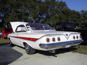 Картинка 1961 chevrolet impala classic автомобили выставки уличные фото