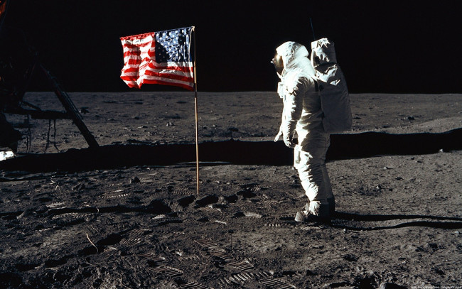 Обои картинки фото apollo, 11, космос, луна, следы, флаг, астронавт