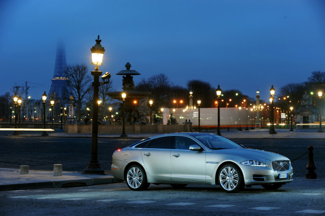 Обои картинки фото 2010, jaguar, xj, автомобили, город, огни, ночь