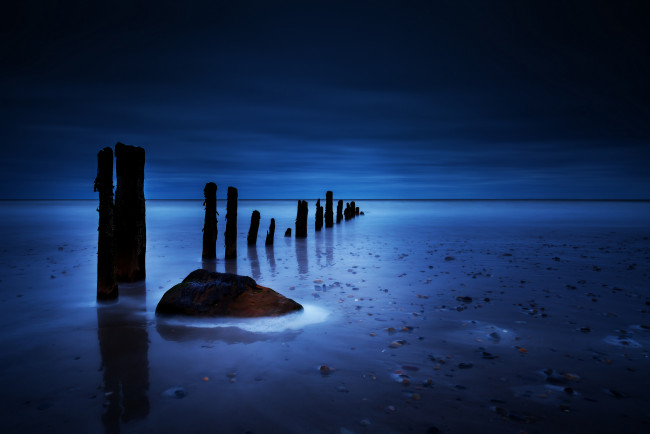 Обои картинки фото природа, побережье, берег, камень, ночь, синее, ракушки, вода, море, брёвна