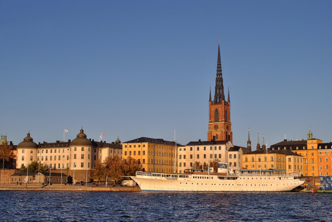 Обои картинки фото gamla stan - stockholm, города, стокгольм , швеция, набережная, башня