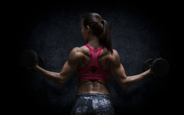 Картинка спорт фитнес серый спортсменка спина брюнетка фон body building девушка