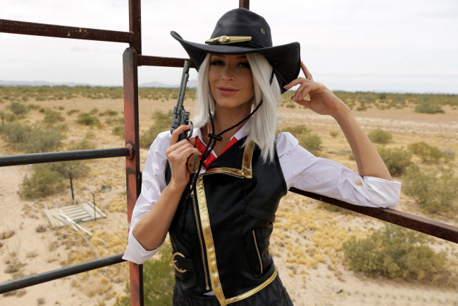 Обои картинки фото девушки, emma hix, пистолет, шляпа